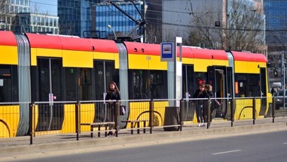 Nastolatkowie potrąceni przez tramwaje w Warszawie. Godzina po godzinie