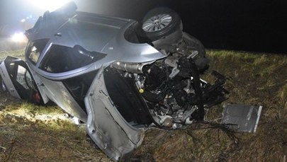 Nastolatkowie w szpitalu po nocnym dachowaniu