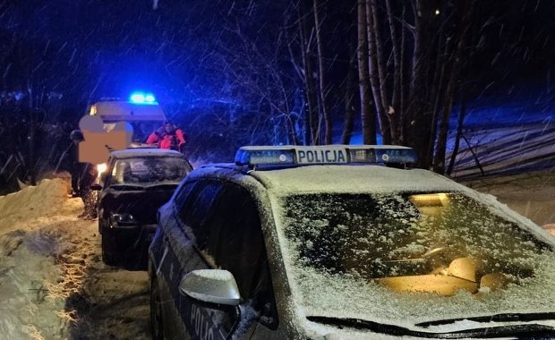 Nastolatkowie wyciągnięci z kamieniołomu koło Andrychowa. Groziło im wychłodzenie