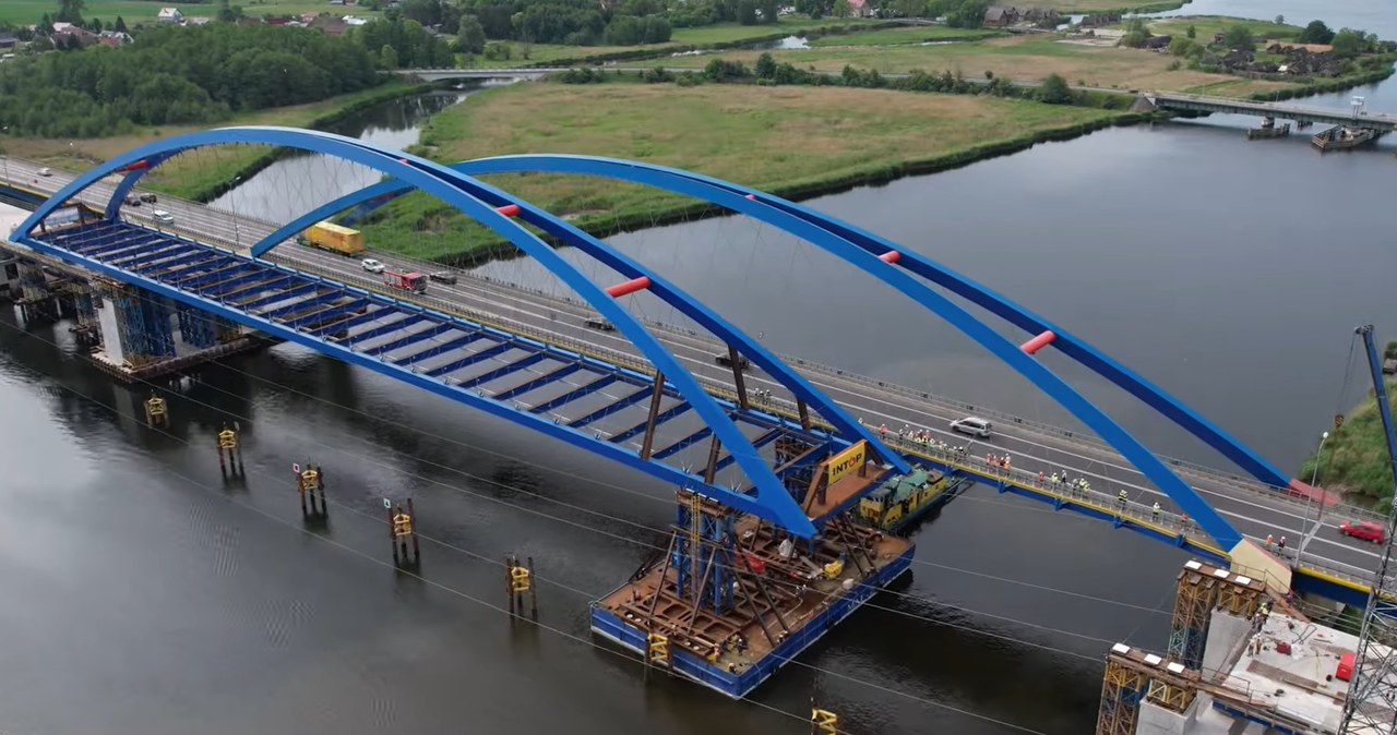 Nasuwanie przęsła mostu nad Dziwną w Wolinie w ciągu drogi ekspresowej S3 /GDDKiA