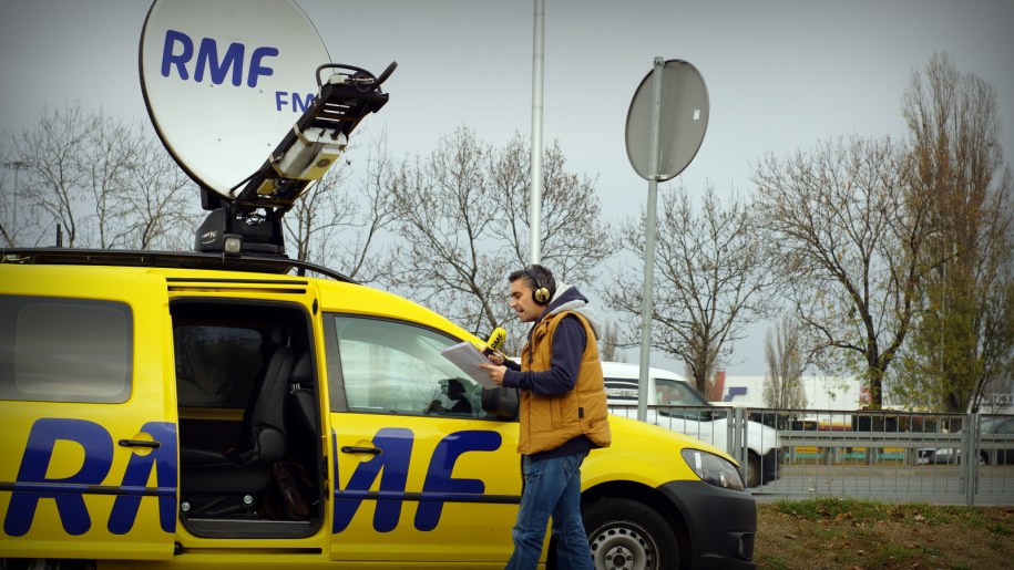 Nasz reporter Mariusz Piekarski przy wylotówce ze stolicy w stronę Lublina /Michał Dukaczewski /RMF FM