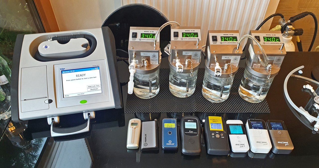 Nasz test alkomatów wykonaliśmy przy pomocy profesjonalnego sprzętu, gwarantującego stałe stężenie alkoholu w każdej badanej próbce /Michał Domański /INTERIA.PL