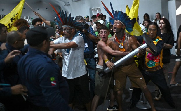 "Nasza ziemia nie jest na sprzedaż". Wdarli się na konferencję klimatyczną