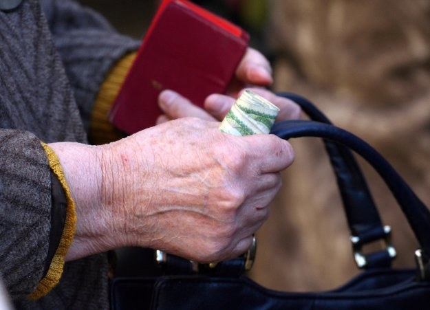 Nasze emerytury mogą być o ponad połowę niższe od ostatniego, miesięcznego wynagrodzenia /AFP