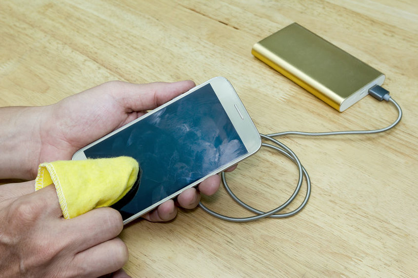 Nasze smartfony lubi chociażby gronkowiec złocisty. Nie ułatwiajmy mu zadania! /123RF/PICSEL