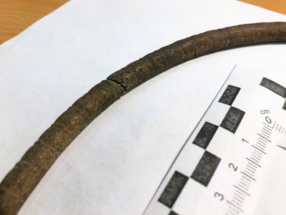 Naszyjnik jest wykonany z brązowego pręta o okrągłym przekroju /Warmińsko-Mazurski Wojewódzki Konserwator Zabytków /