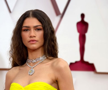 Naszyjnik, który na Oscary założyła Zendaya – wart 6 milionów dolarów wisior z żółtym brylantem, zawieszony na łańcuszku również wysadzanym brylantami, połączony z diamentową kolią – to dzieło jubilerskiej marki Bulgari. Biżuteryjne cacko sprawiło, że aktorka wyglądała jak księżniczka! 