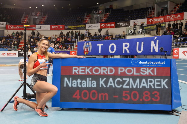 Natalia Kaczmarek z nowym rekordem kraju w biegu na 400 m, ustanowionym podczas halowych mistrzostw Polski w lekkoatletyce, 19 lutego w Toruniu /Mikołaj Kuras /PAP