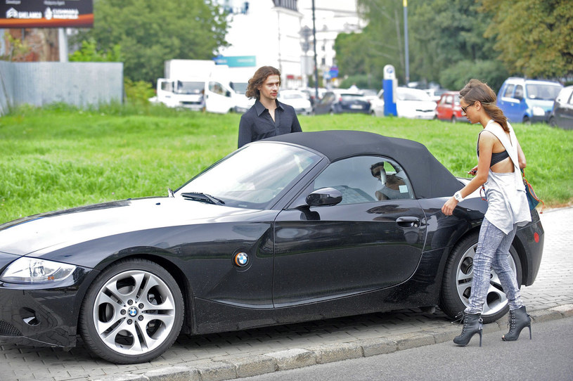 Natalia Lesz wsiada do BMW Z4 /Tricolors /East News