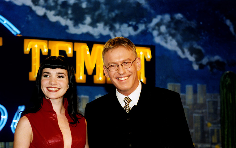 Natalia Oreiro i Mariusz Szczygieł w programie "Na każdy temat" (2000) /AKPA