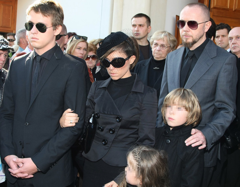 Natalia z bratem, mężem i dziećmi na pogrzebie Jarosława Kukulskiego /Wojtalewicz Jarosław /AKPA