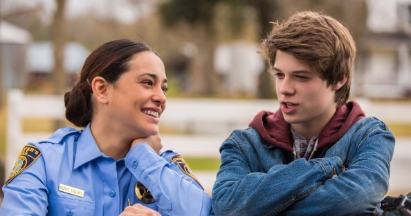 Natalie Martinez i Colin Ford dobrze się bawią w przerwie między scenami. /CBS /materiały prasowe