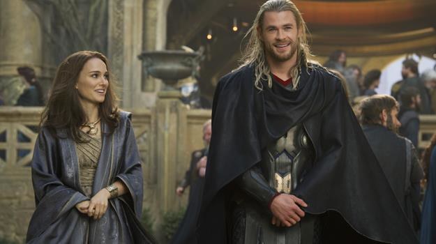 Natalie Portman i Chris Hemsworth w scenie z filmu "Thor: Mroczny świat" /materiały dystrybutora