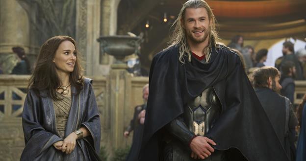 Natalie Portman i Chris Hemsworth w scenie z filmu "Thor: Mroczny świat" /materiały dystrybutora