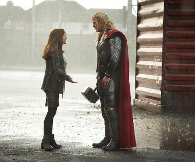 Natalie Portman i Chris Hemsworth w scenie z filmu "Thor: Mroczny świat"