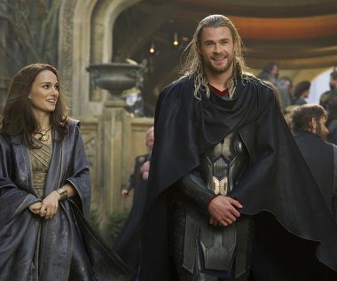 Natalie Portman i Chris Hemsworth w scenie z filmu "Thor: Mroczny świat"