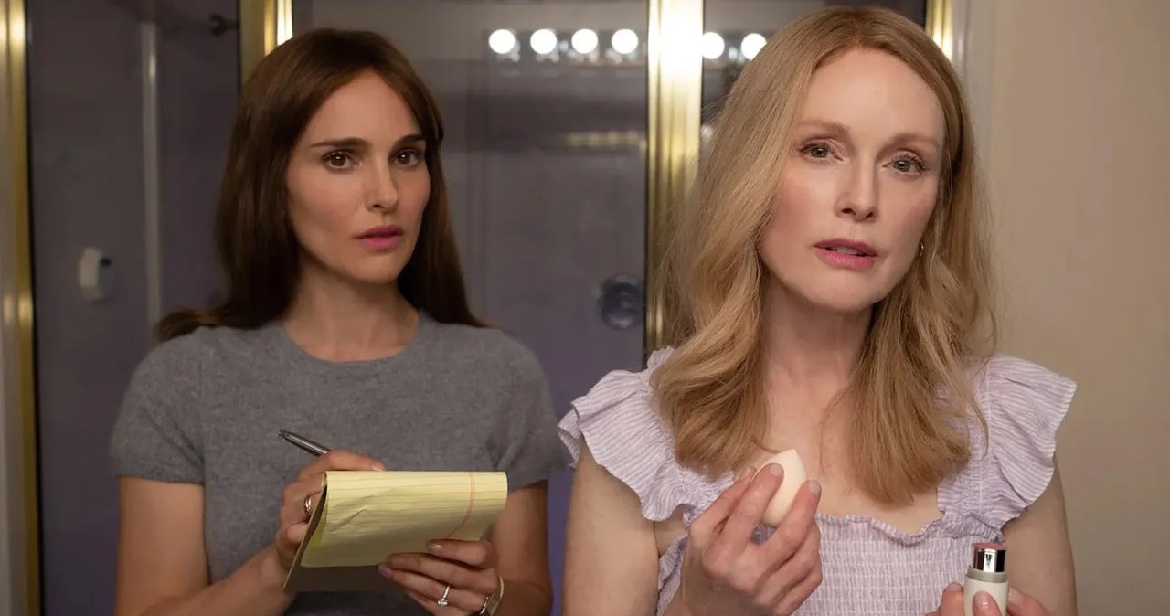 Natalie Portman i Julianne Moore w scenie z filmu "Obsesja" /materiały prasowe