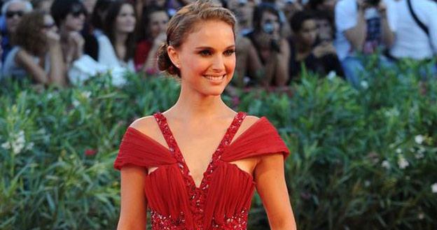 Natalie Portman jest wśród gwiazd, które mówią o Polsce /AFP