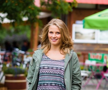 Natalię Rybicką mogliśmy oglądać także w szeregu telewizyjnych produkcji. Przez wiele lat była w obsadzie seriali "Samo Życie" i "Blondynka" (na zdjęciu). Pojawiała się też gościnnie n.in. w "Ojcu Mateuszu", "Komisarzu Alexie" czy "Prawie Agaty".