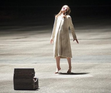 Natasha Calis w scenie z filmu "Kronika opętania"