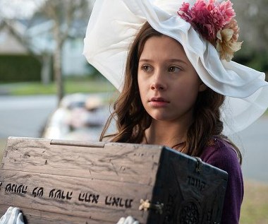 Natasha Calis w scenie z filmu "Kronika opętania"