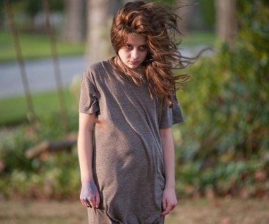 Natasha Calis w scenie z filmu "Kronika opętania"