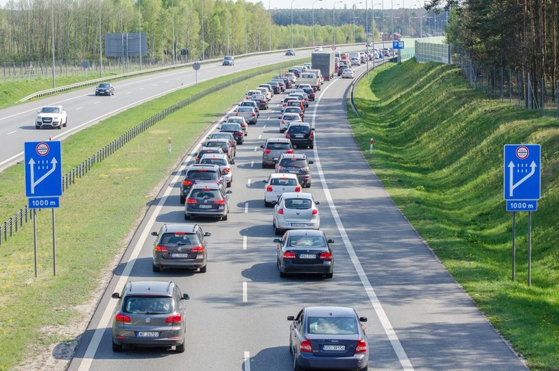Natężenie ruchu na autostradach znacząco przekroczyło prognozy /Łukasz Piecyk /Reporter