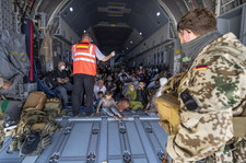 NATO: 18 tysięcy ewakuowanych z lotniska w Kabulu