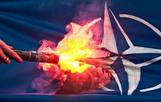NATO postanowiło dostosować przepisy prawa wojennego do realiów cyberwojny /AFP