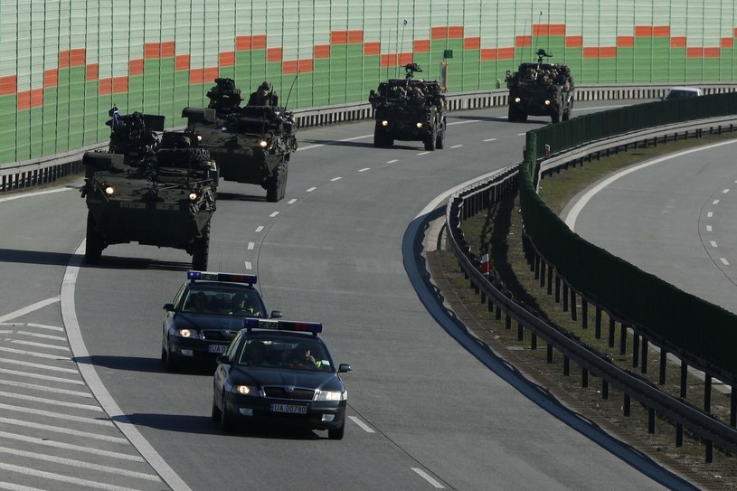 NATO prowadzi ćwiczenia. W związku z tym należy spodziewać się poruszających się po drogach pojazdów wojskowych. /STEFAN MASZEWSKI/REPORTER /East News