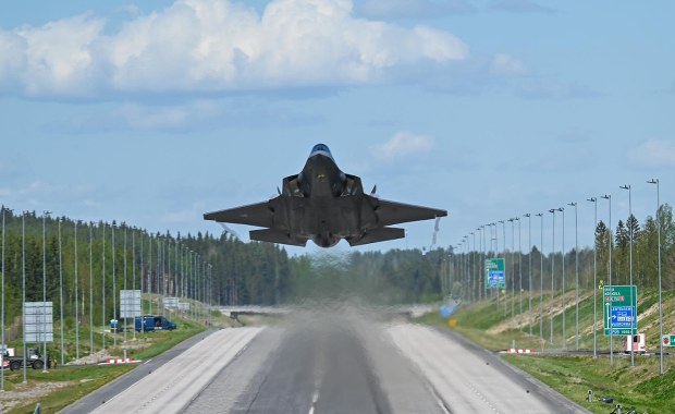 NATO przygotowuje się do wojny z Rosją. Myśliwce lądują na autostradzie