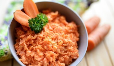 Натріть яблуко, моркву та хрін, додайте цукор і сметану. Ідеальний салат для недільної вечері