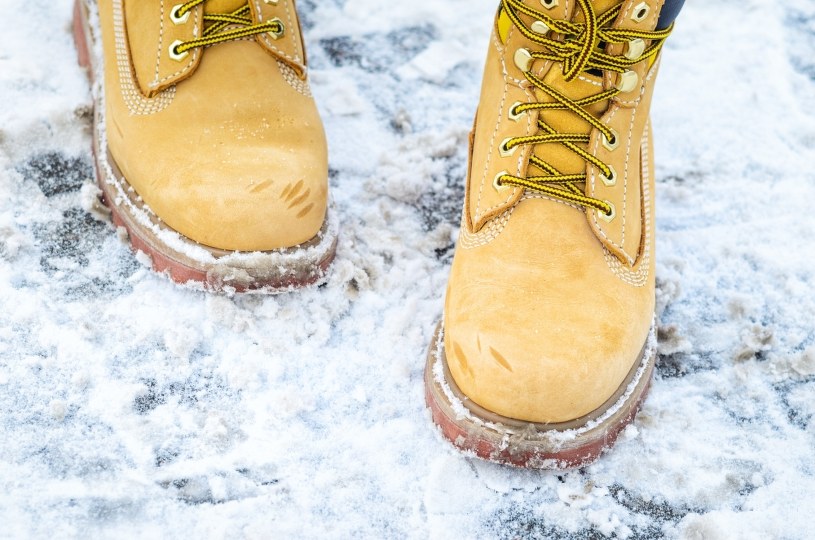 Natrzyj buty zanim wyjdziesz na śnieg. Domowy patent lepszy, niż drogie środki
