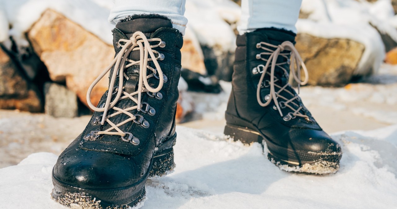 ​Natrzyj tym skórzane buty. Deszcz, śnieg i sól nie będą im straszne /123rf.com /123RF/PICSEL