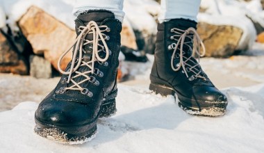 ​Natrzyj tym skórzane buty. Deszcz, śnieg i sól nie będą im straszne