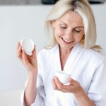 Naturalna pielęgnacja przed makijażem. Przepis na odżywczy krem, który zrobisz w domu