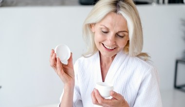 Naturalna pielęgnacja przed makijażem. Przepis na odżywczy krem, który zrobisz w domu