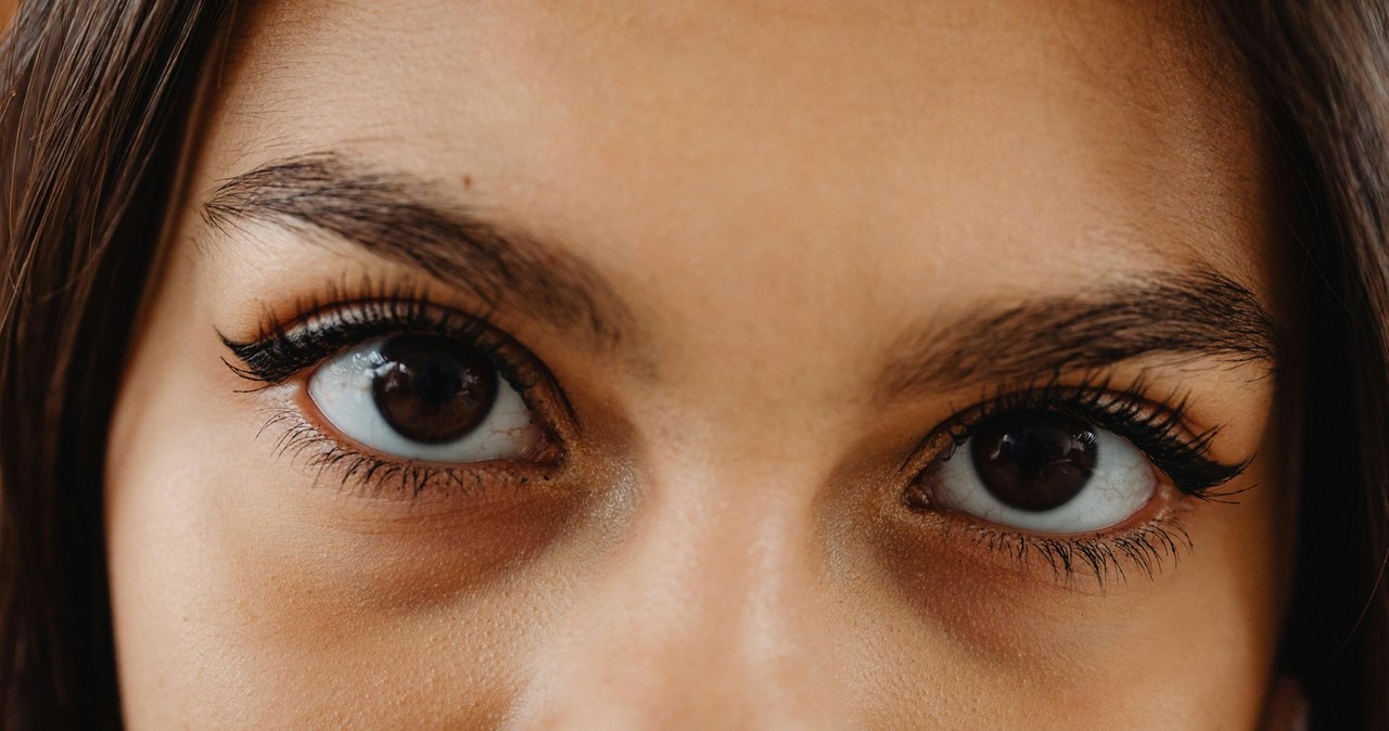 Naturalne gęste brwi / Kaboompics.com /Pexels.com