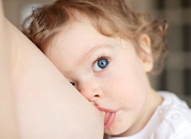 Naturalne karmienie można kontynuować nawet do końca 2. roku życia dziecka. /123RF/PICSEL