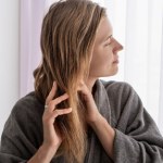 Naturalne przyciemnianie włosów bez farby. Poznaj moc szałwii i rozmarynu