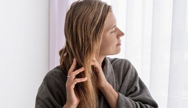 Naturalne przyciemnianie włosów bez farby. Poznaj moc szałwii i rozmarynu