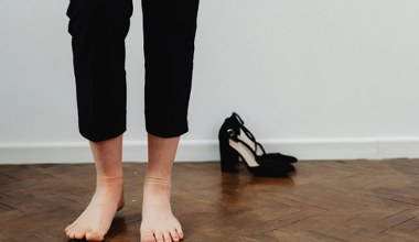 Naturalne remedium na opuchliznę stóp po ciężkim dniu. Ziołowa kąpiel z szałwią i rozmarynem