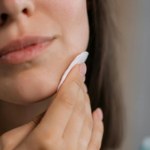 Naturalne sposoby na demakijaż. Te składniki z kuchni działają lepiej niż drogie kosmetyki