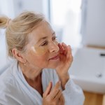 Naturalne triki na kurze łapki. Odkryj domowe maseczki i składniki, które naprawdę działają