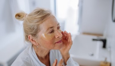 Naturalne triki na kurze łapki. Odkryj domowe maseczki i składniki, które naprawdę działają