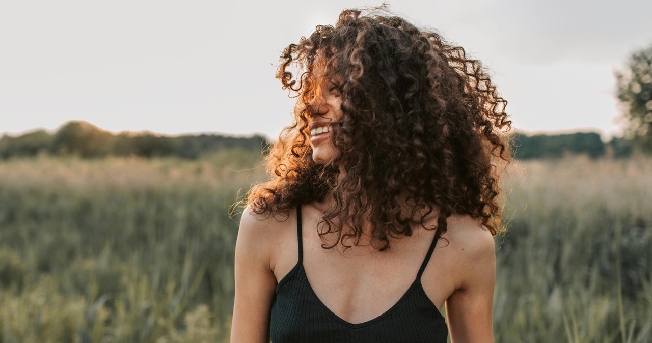 Naturalnie kręcone włosy /Vlada Karpovich /Pexels.com