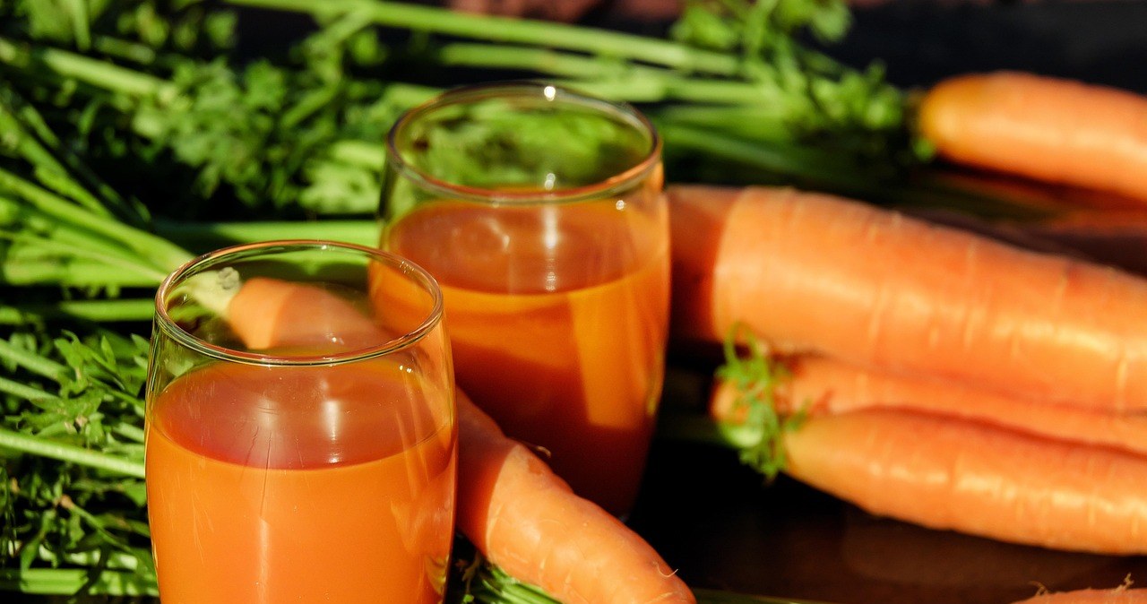 Натуральний сік моркви - основа зволожуючих ванночок для ніг. Достатньо додати одну скляку у теплу воду /pixabay.com