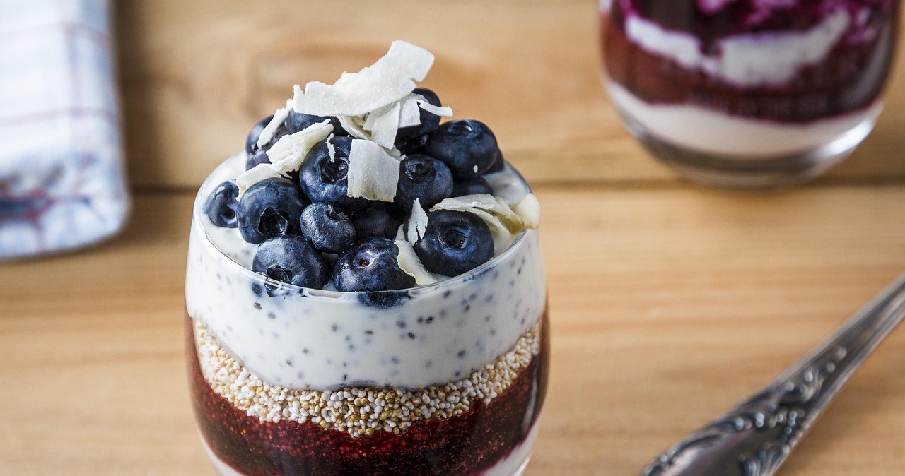 Натуральний йогурт - основа для десертів, сніданків з пластівцями і корисних заправок до солоних страв /pixabay.com