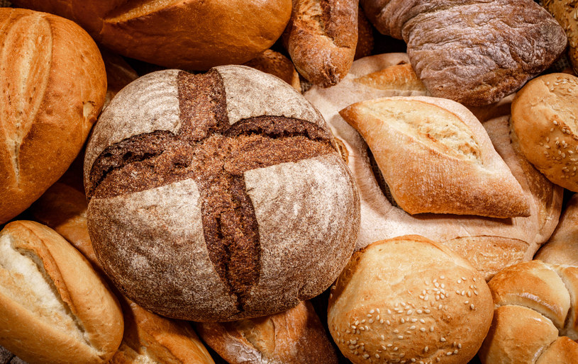 Naturalny chleb na zakwasie, taki który jedli także nasi ojcowie i dziadkowie stanowi doskonałe źródło błonnika /123RF/PICSEL