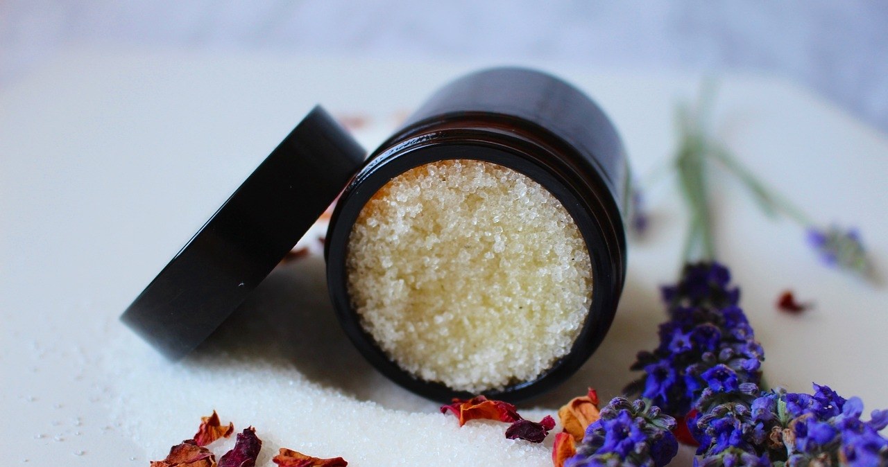 Naturalny domowy peeling do dekoltu /Pixabay.com